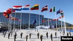 Zastave zemalja članica NATO-a ispred sedišta u Briselu (Foto: Rojters /Christian Hartmann) 