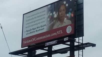 Chân dung Blogger Mẹ Nấm trên bảng billboard của Qũy Nạn nhân Chủ nghĩa Cộng sản ở thành phố St. Louis, Missouri. Photo Facebook Nguyễn Ngọc Như Quỳnh.
