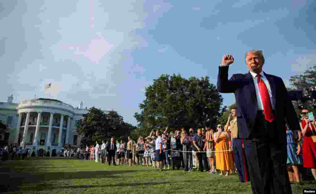 صدر ٹرمپ نے وائٹ ہاؤس کے جنوبی باغیچے میں آنے والے افراد کو دیکھ کر خوشی سے اپنی مٹھی ہوا میں لہرائی۔