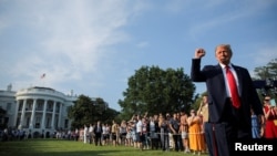 Presidenti Trump gjatë festimeve për 4 korrikun në oborrin e Shtëpisë së Bardhë