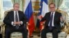 Los presidentes de Rusia y Francia antes de las conversaciones de paz para Ucrania que se realizaron el viernes 2 de octubre en el Palacio del Eliseo, en París, con el presidente de Ucrania y la canciller de Alemania.