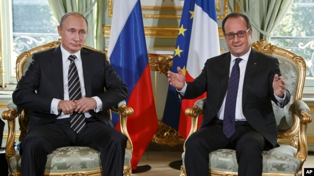Los presidentes de Rusia y Francia antes de las conversaciones de paz para Ucrania que se realizaron el viernes 2 de octubre en el Palacio del Eliseo, en París, con el presidente de Ucrania y la canciller de Alemania.