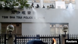 一名反送中抗議者向香港尖沙咀警察署投擲燃燒瓶。 （資料圖片：路透社 2019年10月20日）