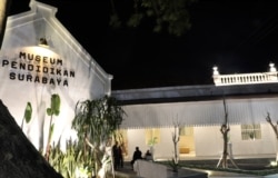 Gedung Museum Pendidikan Surabaya setelah diresmikan bertepatan dengan Hari Guru Nasional, 25 November 2019 (Foto: VOA/ Petrus Riski-VOA).