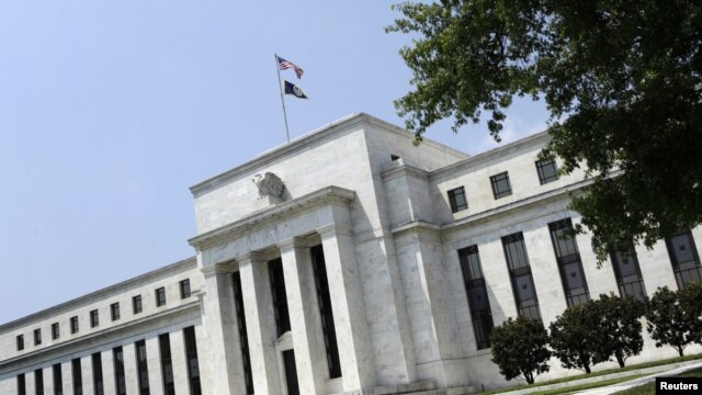 Edificio de la Reserva Federal en Washington DC. La minuta de la sesión de diciembre de la FED muestra que aunque los directivos del Banco Central votaron a favor de un aumento de la tasa de interés clave, están preocupados por la baja inflación.