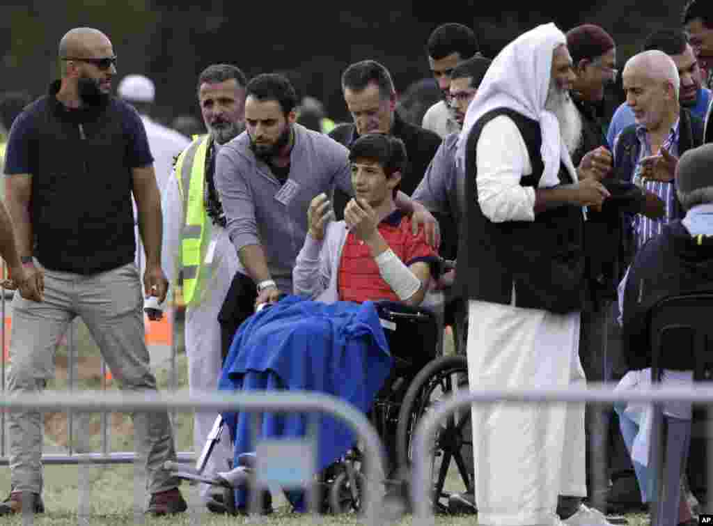 کرائسٹ چرچ حملے میں زخمی ہونے والا شامی نژاد نوجوان زید مصطفیٰ حملے میں مارے جانے والے اپنے والد خالد مصطفیٰ اور بھائی حمزہ مصطفیٰ کے جنازے میں شریک ہے۔