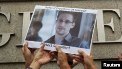 Manifestantes frente al consulado de EE.UU. en Hong Kong en respaldo al prófugo Snowden.