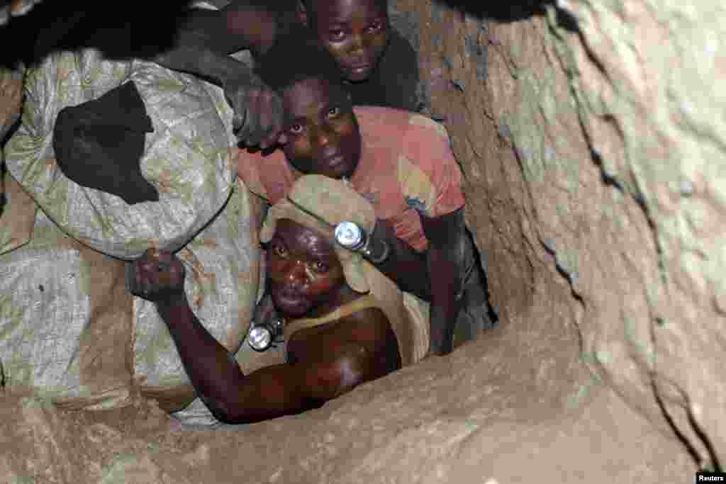 Des creuseurs artisanaux congolais à la recherche du cuivre et du colbalt dont les principaux acheteurs sont des Chinois, dans une mine à Kambove, dans l&rsquo;ex-province du Katanga, 17 avril 2007.