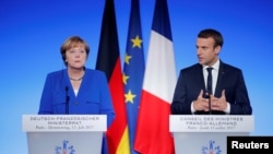 Le président français Emmanuel Macron et la Chancelière allemande Angela Merkel, à Paris, le 13 juillet 2017.