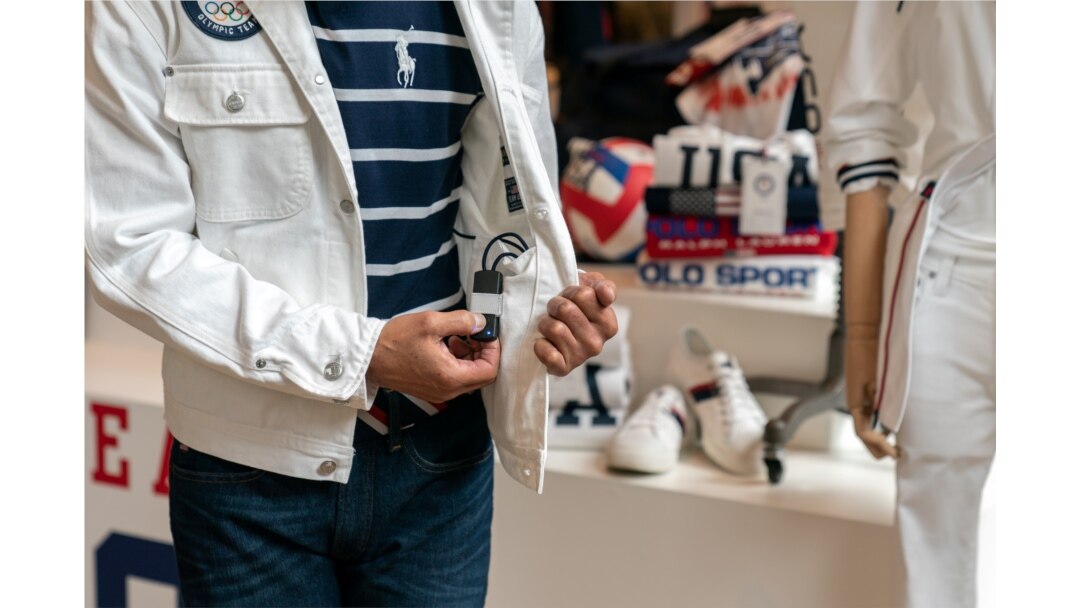 Mantan pembawa bendera dan juara Olimpiade 6 kali, Peter Westbrook, menunjukkan piranti pendingin yang terpasang di seragam resmi Olimpiade timnas rancangan Ralph Lauren, di New York, Rabu, 14 Juli 2021. (Foto: Jeenah Moon/Reuters)