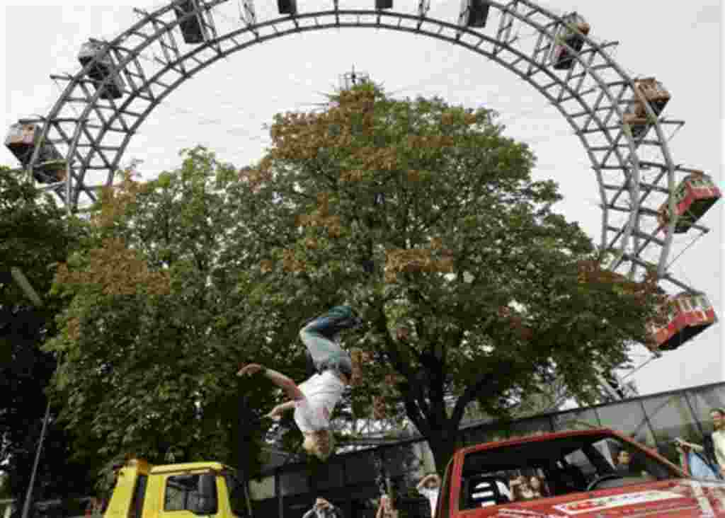 Fabian Brandl springt einen Rueckwaertssalto am Mittwoch, 16. Sept. 2009, bei einer Pressekonferenz in Wien anlaesslich des "Vienna Recordia 2009". Der 17-jaehrige Wiener Turmspringer moechte bei der Vienna Recordia 2009 die meisten Rueckwaertssalti aus d