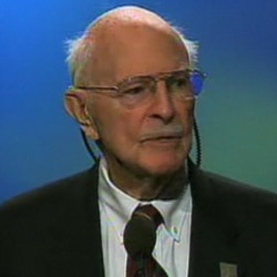 Hubert Schlafly giving his Cable Hall of Fame acceptance speech in 2008