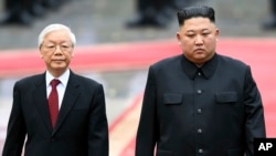 김정은 북한 국무위원장과 응우옌 푸 쫑 국가주석이 1일 베트남 하노이 주석궁에서 열린 공식환영식에서 의장대를 사열하고 있다.