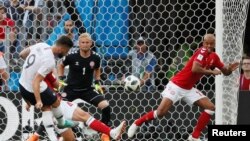 فٹ بال ورلڈ کپ گروپ سی میں فرانس اور ڈنمارک کے درمیان مقابلے کا ایک منظر۔ 26 جون 2018