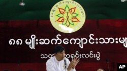 ၈၈ မ်ိဳးဆက္ေက်ာင္းသားမ်ားအဖြဲ႔ သတင္းစာရွင္းလင္းပြဲအတြင္း ေက်ာင္းသားေခါင္းေဆာင္ ကိုမင္းကိုႏိုင္ ရွင္းလင္းေျပာၾကားေနစဥ္။ (ဇန္န၀ါရီလ ၂၁၊ ၂၀၁၂)
