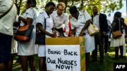 Manifestation de mécontentement après le licenciement brutal des infirmiers et infirmières grévistes à Harare le 20 avril 2018.