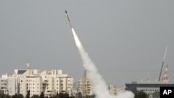 Một chiếc tên lửa được phóng lên từ hệ thống "Vòm sắt" hôm 12/03/2012
