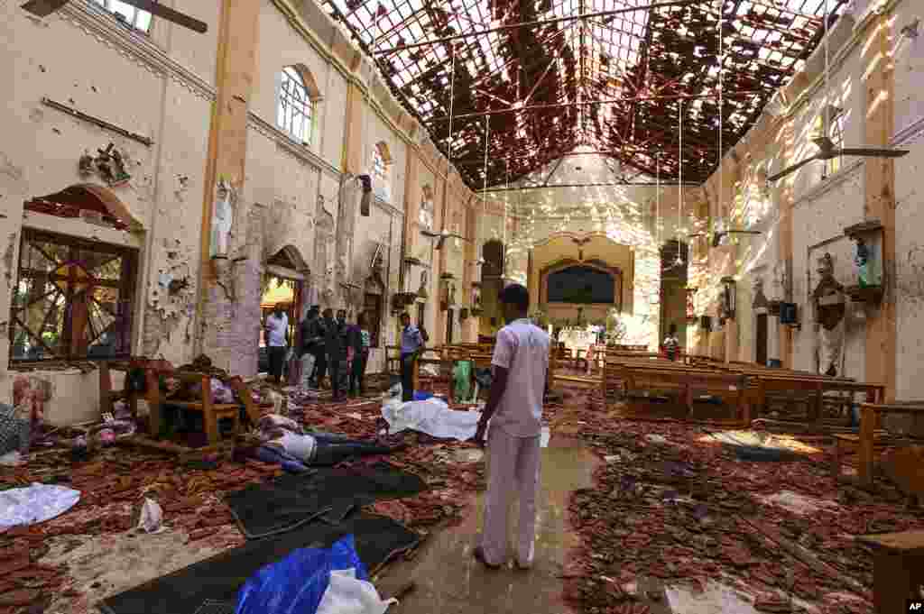 عید پاک خونین در سری&zwnj;لانکا - اجساد قربانیان انفجار در کلیسای سن سباستین در نگومبو در شمال کلمبو&nbsp;