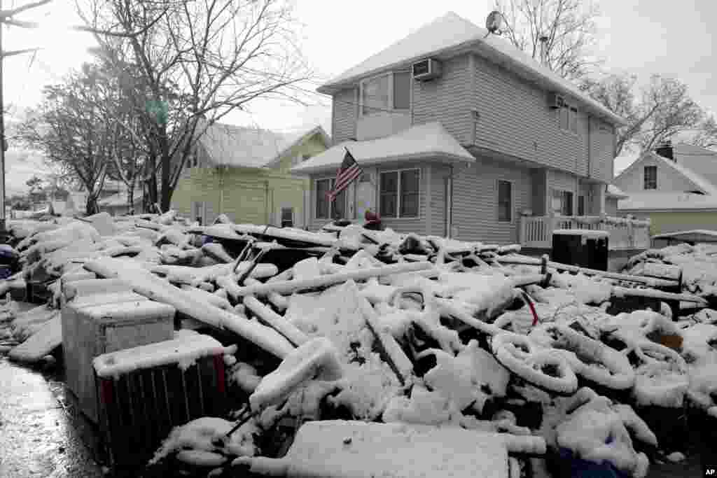 Hrpa smeća na ulici sad je sakrivena snijegom na Staten Islandu, New York, 8. novembra 2012.