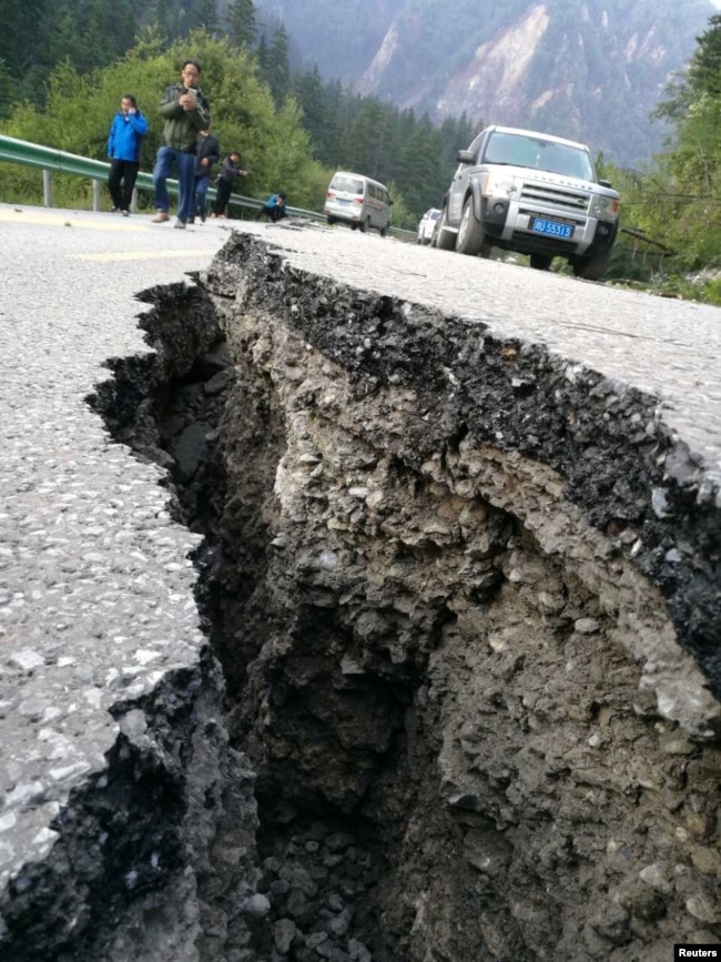 中国四川阿坝州九寨沟县附近发生强烈地震后道路上出现的大裂缝。（2017年8月9日）