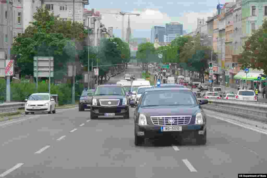 خودروی حامل وزیر خارجه آمریکا در حال عزیمت به مقر سازمان ملل متحد برای برگزاری آخرین نشست پیش از اعلام توافق