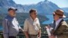 El secretario de Estado, Rex Tillerson, junto a Eugenio Brear, director de parques nacionales de Argentina, con el fondo del lago Nahuel Huapi, en Bariloche, Argentina, el sábado 3 de febrero.