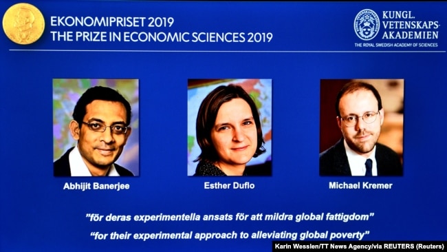 2019年诺贝尔经济学奖得主阿比吉特·班纳吉， 埃斯特·迪弗洛，以及迈克尔·克雷默 （从左到右）。