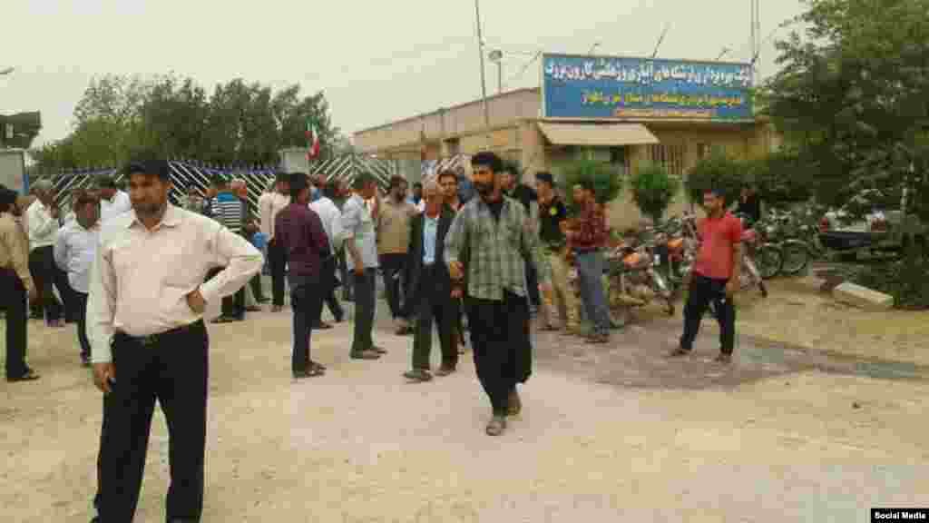 کشاورزان شهرستان باوی در استان خوزستان تجمع اعتراضی کردند.