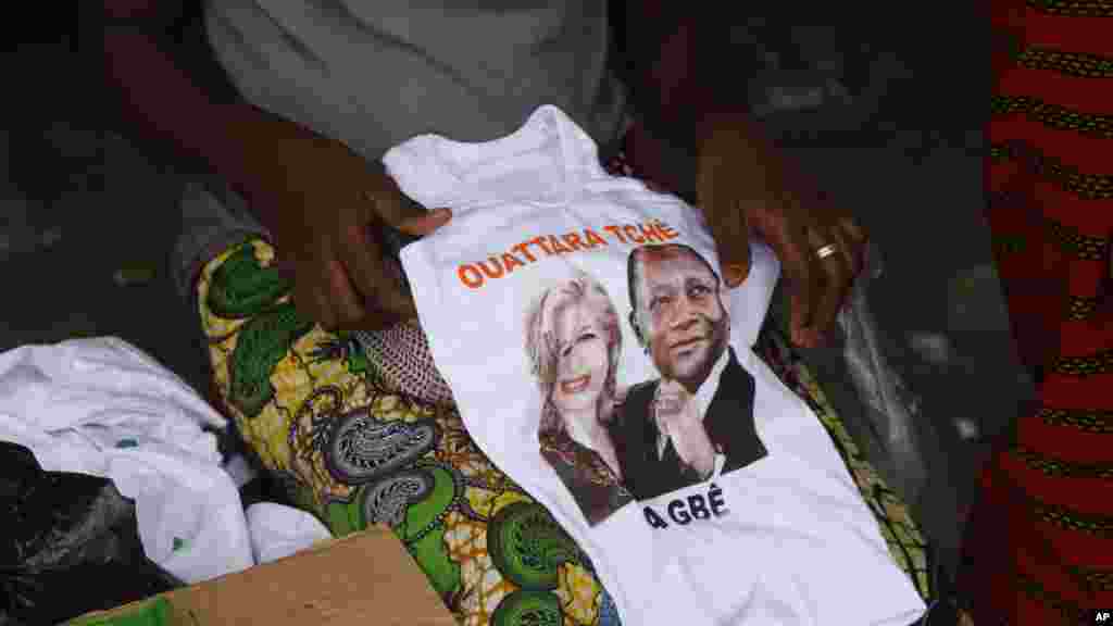Un T-shirt à l'éffigie d'Alassane Ouattara jubilent, président sortant de la Côte d'Ivoire, à Abidjan, Côte d'Ivoire, 28 octobre 2015. 