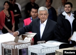 Andrés Manuel López Obrador, del partido MORENA vota en las elecciones presidenciales de México. Es el favorito para ganar. Julio 1 de 2018.