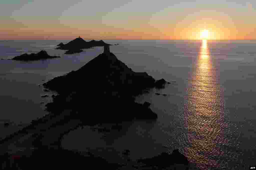 Matahari terbenam di kepulauan Sanguinaires di Teluk Ajaccio dekat Pulau Corsica, Perancis.