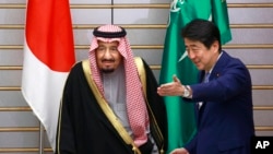 아베 신조 일본 총리(오른쪽)가 13일 도쿄 총리관저에서 살만 사우디아라비아 국왕을 맞이하고 있다.