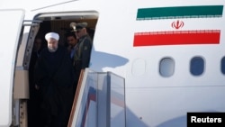 Le président iranien Hassan Rouhani sort de son avion lors de son arrivée à Moscou, le 27 mars 2017. 