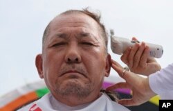 Kim Hang-gon, an administrative chief of Seongju County, has his head shaved during a protest against a plan to deploy an advanced U.S. missile defense system called Terminal High-Altitude Area Defense, or THAAD, in their neighborhood, in Seoul, South Korea, July 21, 2016.