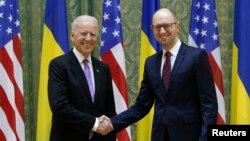 美國副總統拜登星期五在基輔會晤烏克蘭總理亞采紐克
