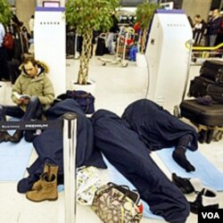 Para penumpang yang terdampar di bandara Charles-de-Gaulle Roissy, Paris terpaksa tidur di lantai bandara, 24 Desember 2010.