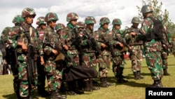 Pasukan TNI bersiap menaiki helikopter menuju ke distrik Nduga, di Wamena, Provinsi Papua, 5 Desember 2018. (Foto: Iwan Adisaputra/Antara via Reuters)