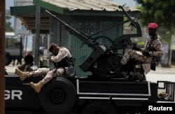 Des soldats de la garde présidentielle ont pris position en face des mutins au centre d’Abidjan, Côte d’Ivoire, 12 mai 2017.