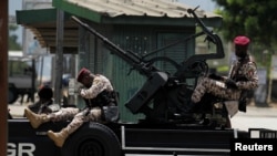 Des soldats de la garde présidentielle ont pris position en face des mutins au centre d’Abidjan, Côte d’Ivoire, 12 mai 2017.