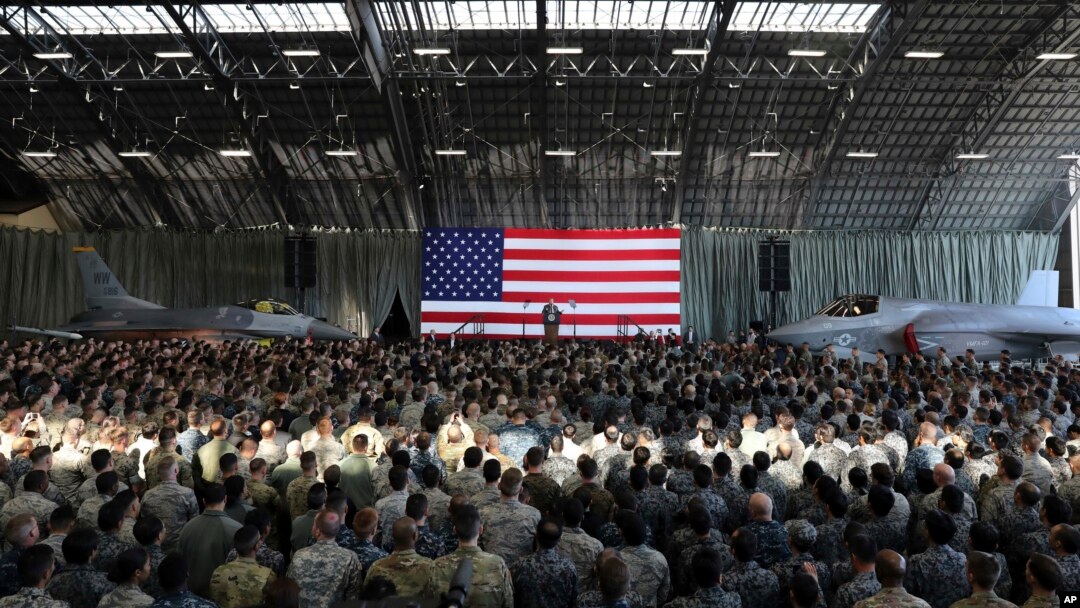 Predsednik SAD Donald Tramp govori pred američkim vojnim osobljem i pripadnicima Japanskih odbrambenih snaga tokom svoje posete američko vazdušnoj bazi Jakota, u blizini Tokija, 5. novembra 2017.