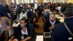 Những người đi tìm kiếm việc tham dự một hội chợ việc làm tại New York, ngày 02 tháng 11 năm 2016. 