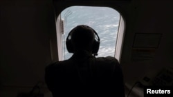  一名美國海軍在P-8A波塞頓飛機上。(路透社2017年11月22日) 