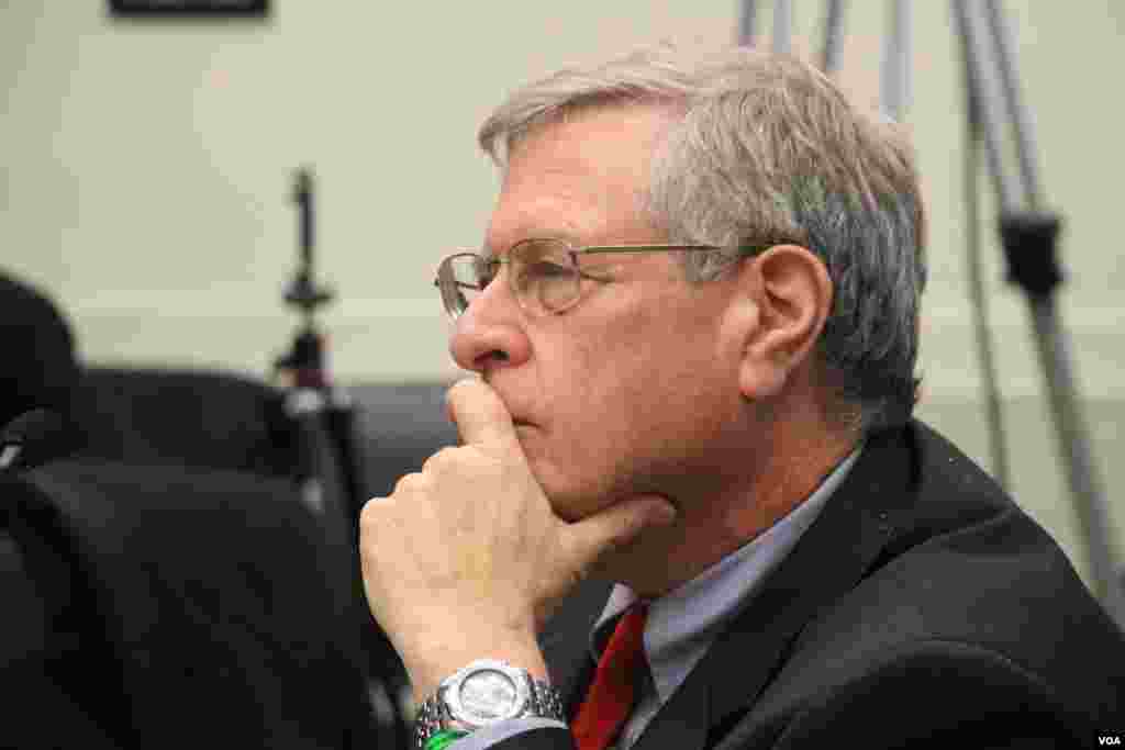 Mr. Kenneth Wollack, president of National Democratic Institute​, attended the open hearing on &ldquo;Cambodia&#39;s Descent: Policies to Support Democracy and Human Rights&rdquo; on Tuesday December 12, 2017 at the Rayburn House Office Building. (Sreng Leakhena/VOA Khmer)