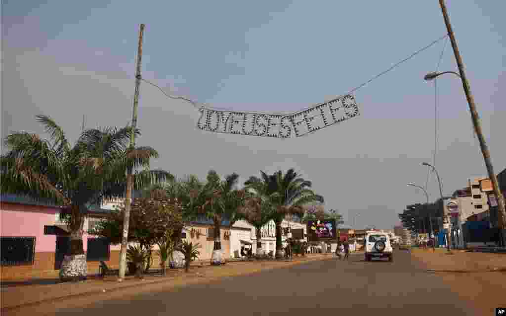 2013年1月1日，一個法語&quot;節日快樂&quot;的歲末標語牌掛在中非共和國首都班吉一條車少人稀的街道上。