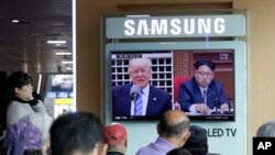 Sebuah televisi menampilkan tayangan yang menyiarkan berita terkait Presiden Trump dan Pemimpin Korea Utara, Kim Jong-un di sebuah stasiun Kereta di Seoul, Korea Selatan, 2 Mei 2017. (AP Photo/Ahn Young-joon)