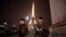 Pasukan penjaga keamanan Perancis melakukan penjagaan di sekitar menara Eiffel di Paris (foto: dok).