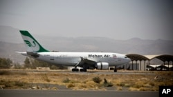 En esta foto de archivo, un avión de la aerolínea privada iraní, Mahan Air aterriza en el aeropuerto internacional de Sanaa, Yemen. Irán acusó a Israel de intentar interceptar el jueves en cielo sirio un avión de la compañía.