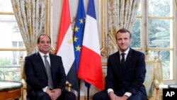 Presiden Perancis Emmanuel Macron, kanan, bertemu dengan Presiden Mesir Abdel-Fattah el-Sissi di Istana Elysee di Paris, Selasa 24 Oktober 2017. (Foto: AP)