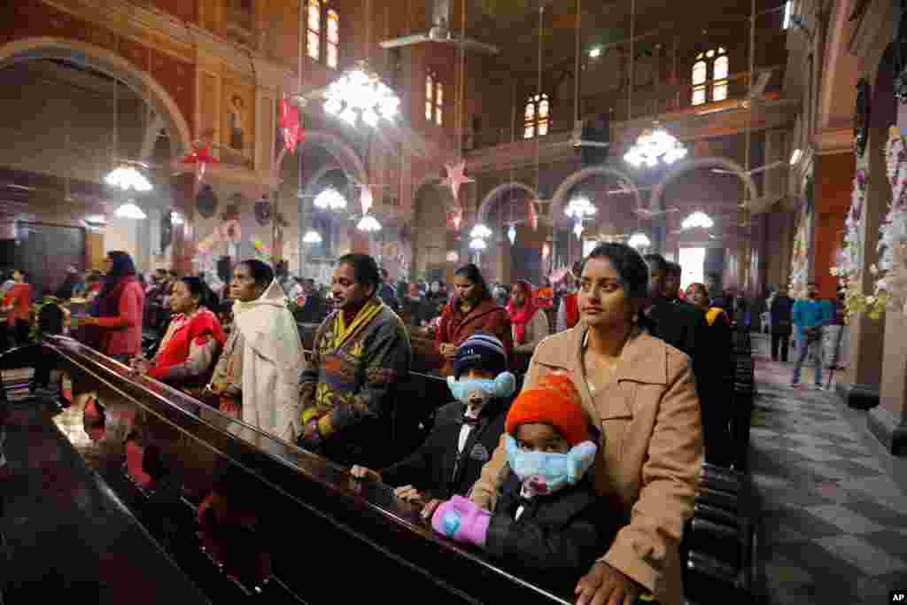 گروهی از مسیحیان هند در مراسم روز کریسمس در کلیسای جامع سنت جوزف در پرایاگراج شرکت کردند.