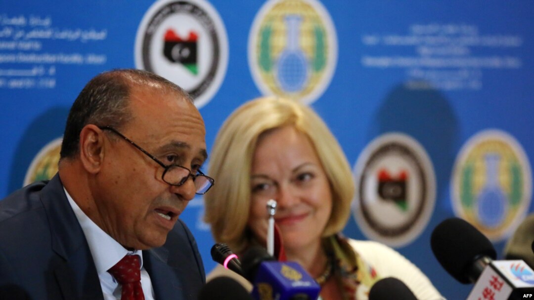 Menteri Luar Negeri Libya Mohamed Abdulaziz (kiri), Duta Besar AS untuk Libya Deborah Jones (kanan) dalam konferensi pers di Tripoli, 4 Februari 2014. 